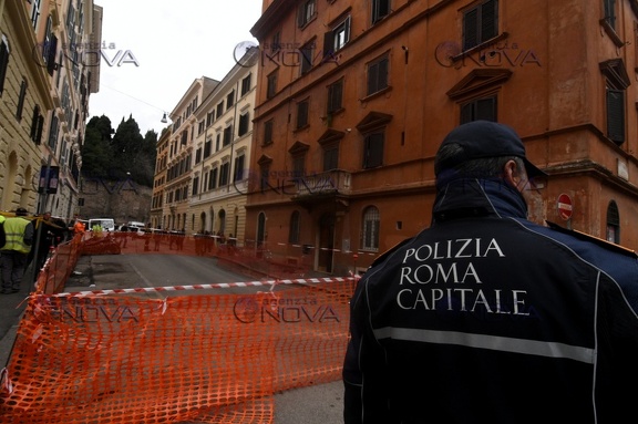 Aperta voragine vicino al Colosseo, palazzo evacuato
