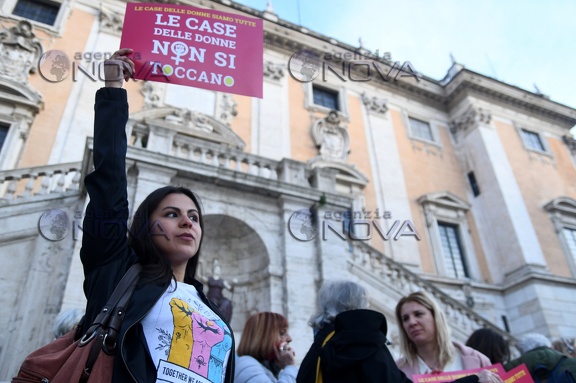 Femministe in piazza contro la chiusura delle case delle donne
