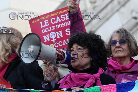 Femministe in piazza contro la chiusura delle case delle donne