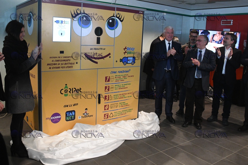 Raggi presenta Gaia, la nuova macchinetta mangiaplastica in 5 stazioni metro