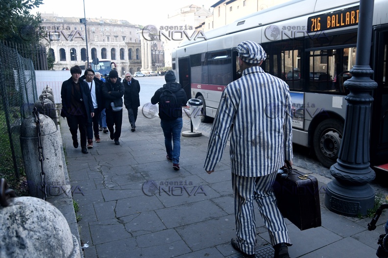 Shoah, artista vestito da deportato a spasso per le strade di Roma