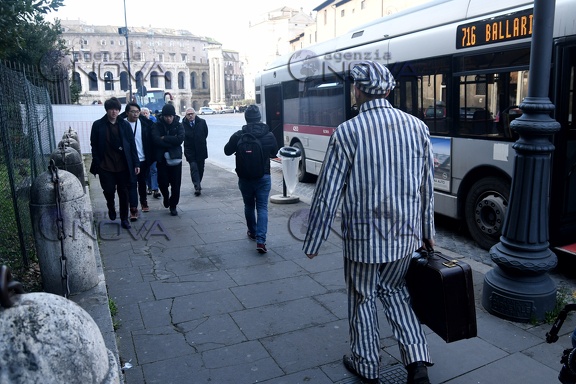 Shoah, artista vestito da deportato a spasso per le strade di Roma