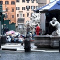 Montati stand per  mercatino di Piazza Navona