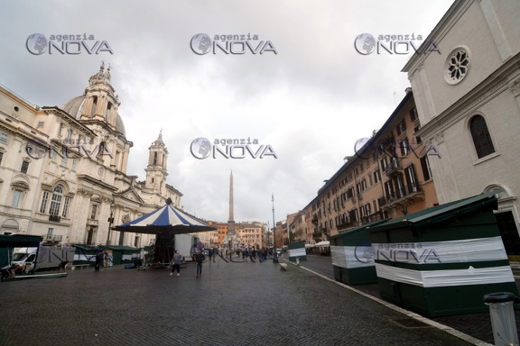 Montati stand per  mercatino di Piazza Navona