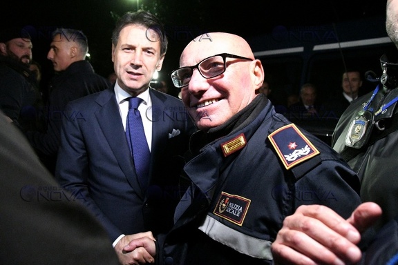 Conte visita ville sequestrate. Nella foto con il comandante della polizia di Roma Capitale Antonio Di Maggio