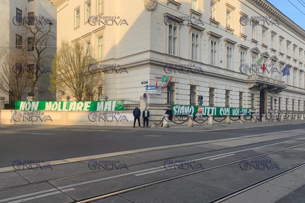 Coronavirus, solidarietà dagli ultras del Rapid Vienna