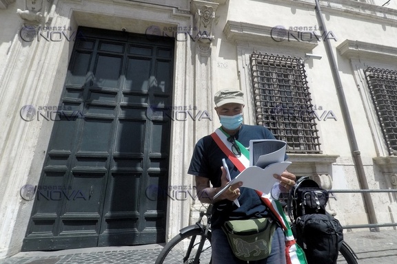 Sindaco in bici da Novara per restituire soldi a Conte