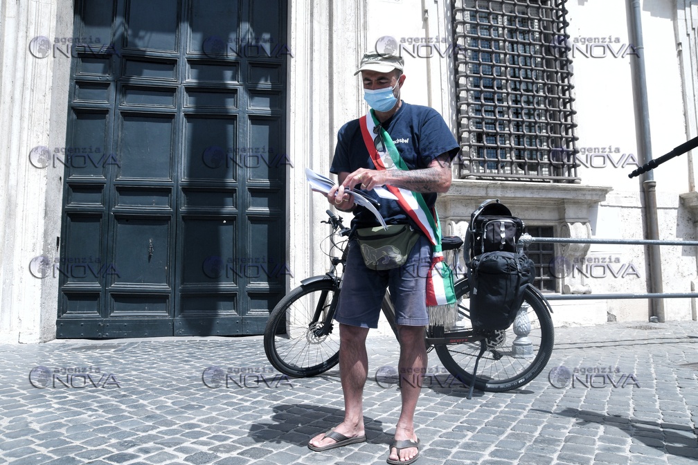 Sindaco in bici da Novara per restituire soldi a Conte