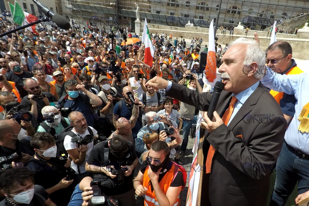 Roma, manifestazione dei gilet arancioni a piazza del Popolo