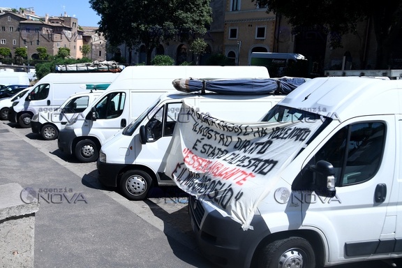 Roma, protesta dei commercianti ambulanti