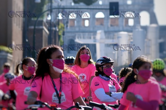 Bicinrosa a Roma pedalata contro il tumore