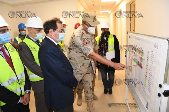 Il ministro del Petrolio egiziano Tarek el Molla visita la nuova sede del dicastero