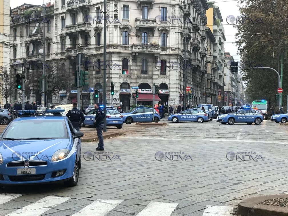 Milano: rapinata filiale banca, sul posto Polizia di Stato - foto 2