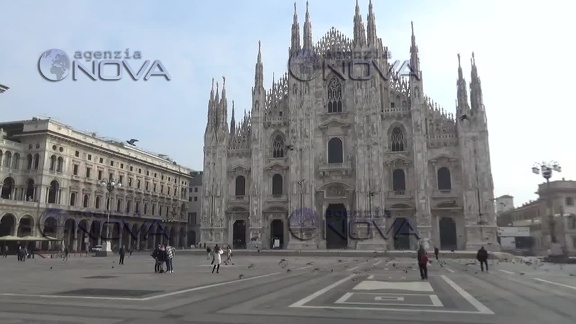 Covid: primo giorno di zona rossa a Milano, saracinesche alzate ma pochi clienti - Video