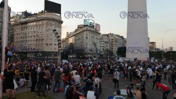 Folla in strada a Buenos Aires per ricordare Diego Armando Maradona