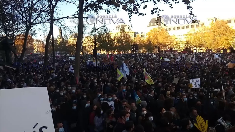 Immagini dalle proteste a Parigi per la legge sulla sicurezza globale