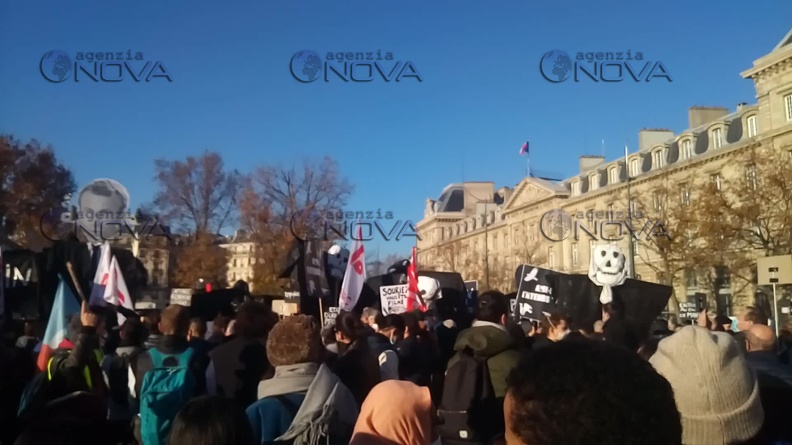 Immagini dalle proteste a Parigi per la legge sulla sicurezza globale