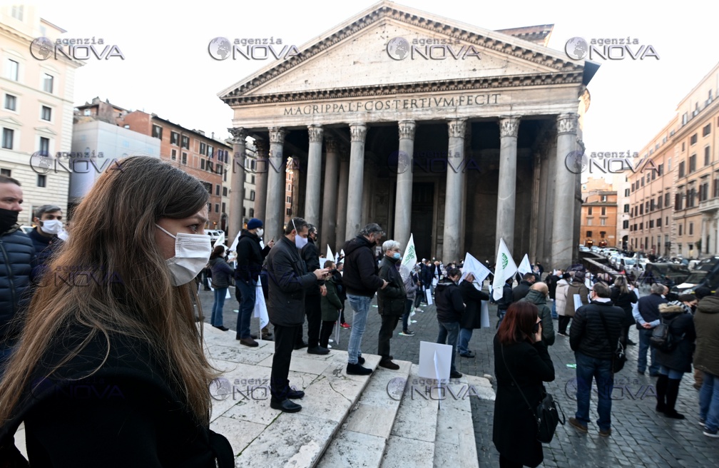Commercio: protesta esercenti in piazza a Roma contro il governo
