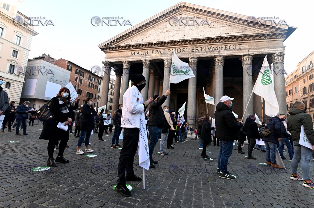 Commercio: protesta esercenti in piazza a Roma contro il governo