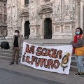 Manifestazione studenti contro chiusura scuole Milano