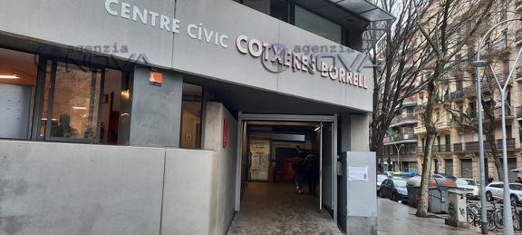 Il Centro civico Cotxeres Borrel durante le operazioni di voto in Catalogna