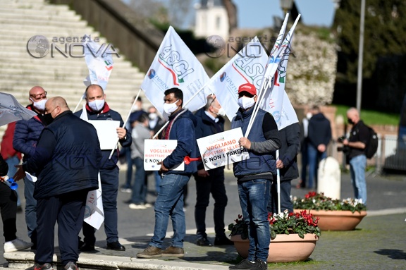 Roma, protesta commercianti ambulanti