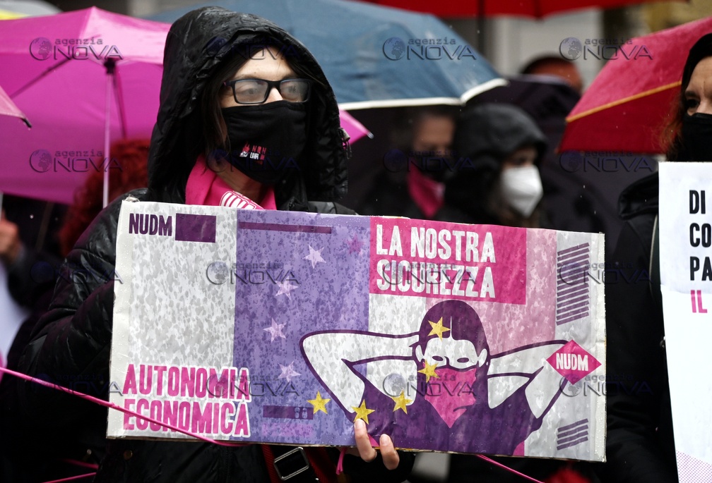 8 marzo: donne a flash mob "Non una di meno" al Mef, "essenziale è la nostra lotta"