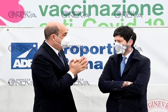 Draghi visita il centro vaccini di Fiumicino