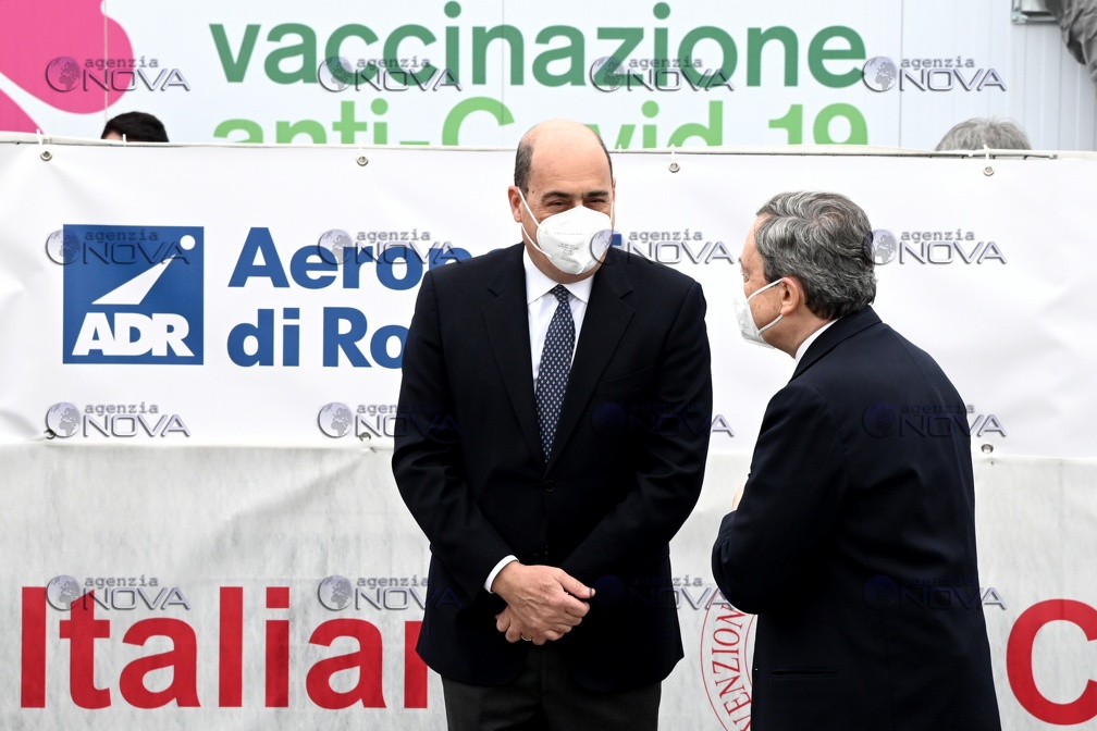 Draghi visita il centro vaccini di Fiumicino