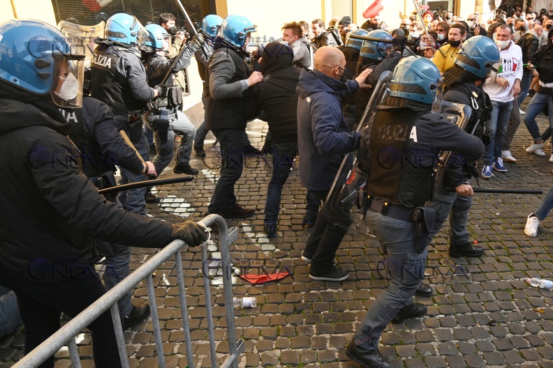 Roma , tafferugli durante la manifestazione contro le chiusure covid