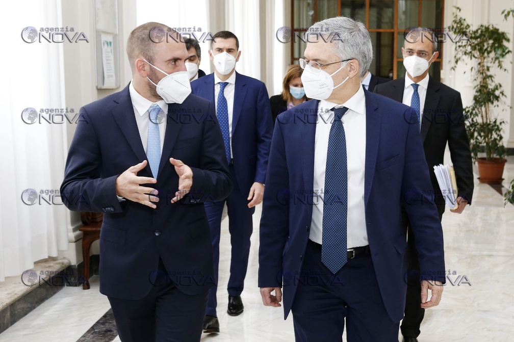 Il ministro dell'Economia argentino, Martin Guzman e l'omologo italiano Daniele Franco