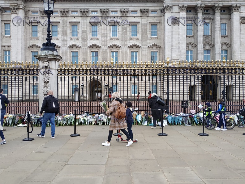 Fiori per il principe Filippo a Buckingham Palace 2.jpg