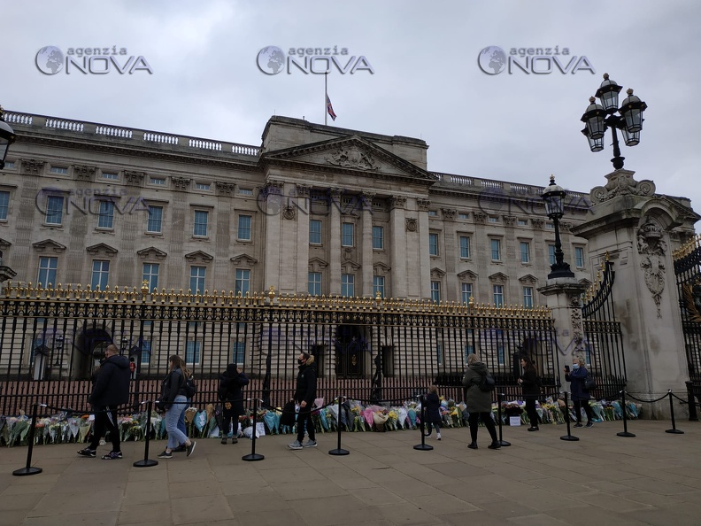Fiori per il principe Filippo a Buckingham Palace 3.jpg