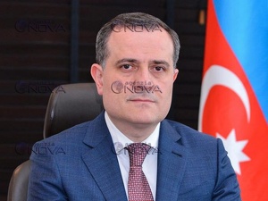 Il ministro degli Esteri azerbaigiano, Jeyhun Bayramov