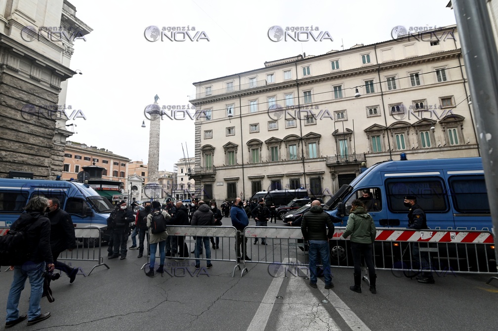 Roma, ristoratori a Piazza San Silvestro, tensioni con le forze dell'ordine