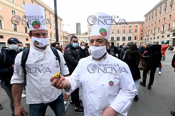Roma, ristoratori a Piazza San Silvestro, tensioni con le forze dell'ordine