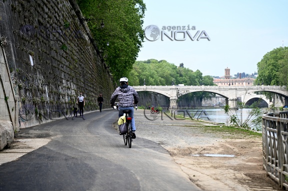 Roma, asfaltata ciclabile sul lungotevere