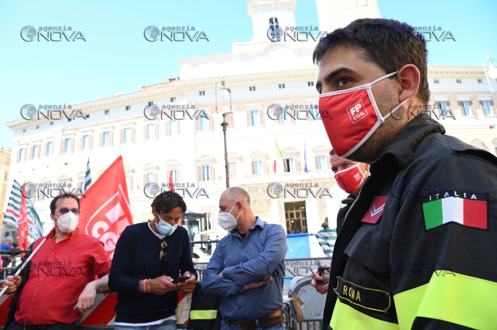 Roma, manifestazione dei vigili del fuoco a piazza Montecitorio