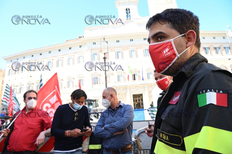 Roma, manifestazione dei vigili del fuoco a piazza Montecitorio