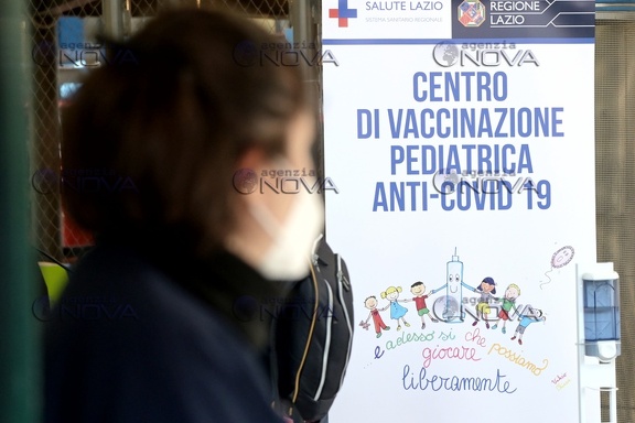 Roma, il Generale figliuolo visita centro vaccinale pediatrico