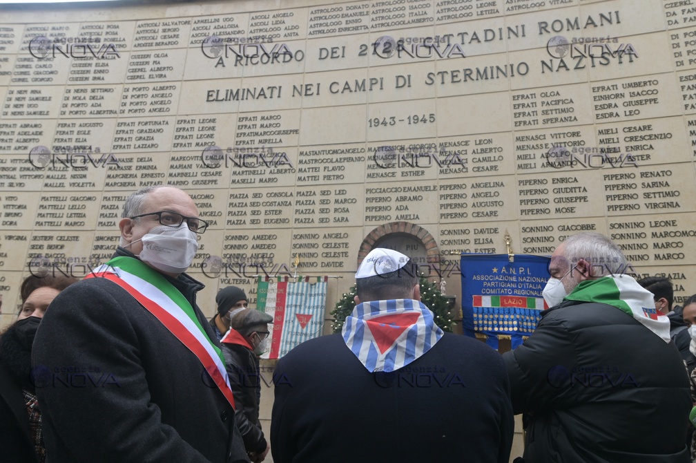 Roma, Gualtieri depone corona al muro del deportato