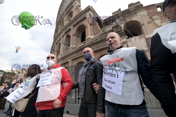 Roma, lavoratori del turismo "abbracciano" il Colosseo