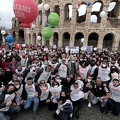 Roma, lavoratori del turismo "abbracciano" il Colosseo