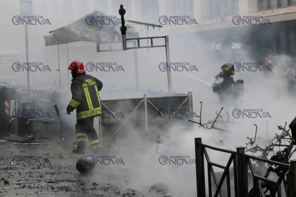 Roma: incendio all'altezza della stazione Termini, nube di fumo nera su città - foto 7