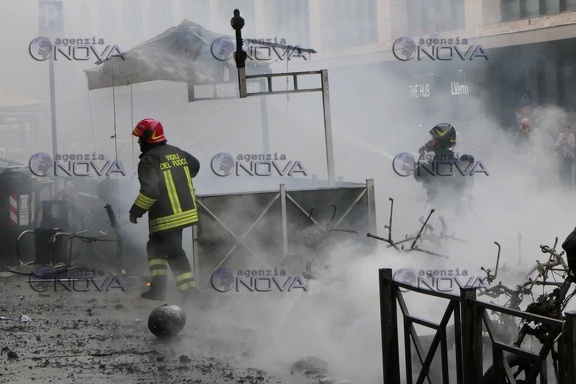Roma: incendio all'altezza della stazione Termini, nube di fumo nera su città - foto 7