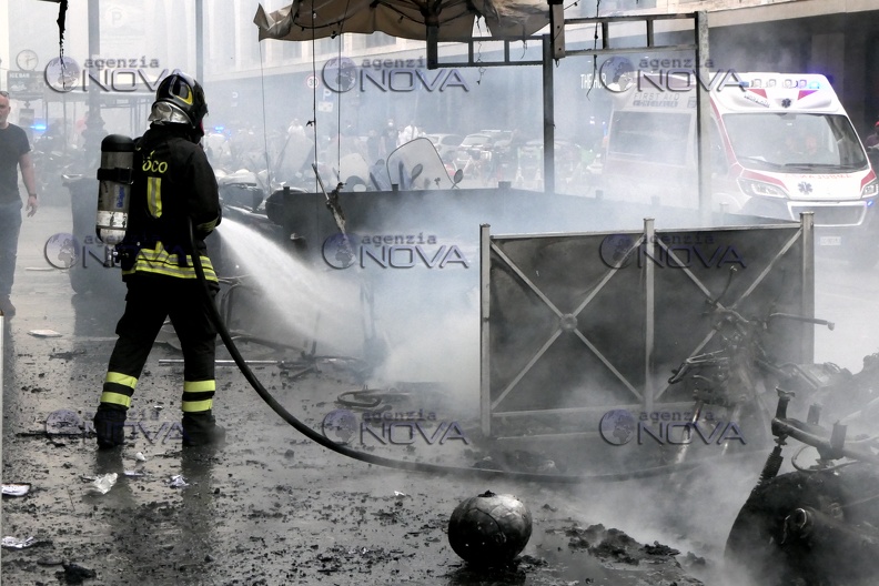 Roma: incendio all'altezza della stazione Termini, nube di fumo nera su città - foto 5