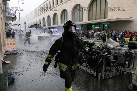 Roma: incendio all'altezza della stazione Termini, nube di fumo nera su città - foto 3