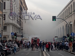 Roma: incendio all'altezza della stazione Termini, nube di fumo nera su città - foto 2