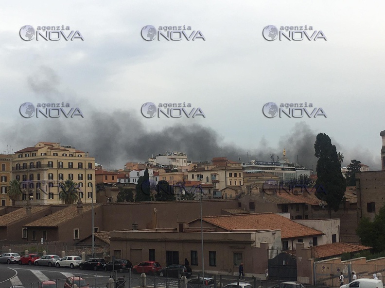 Roma: incendio all'altezza della stazione Termini, nube di fumo nera su città - foto 1