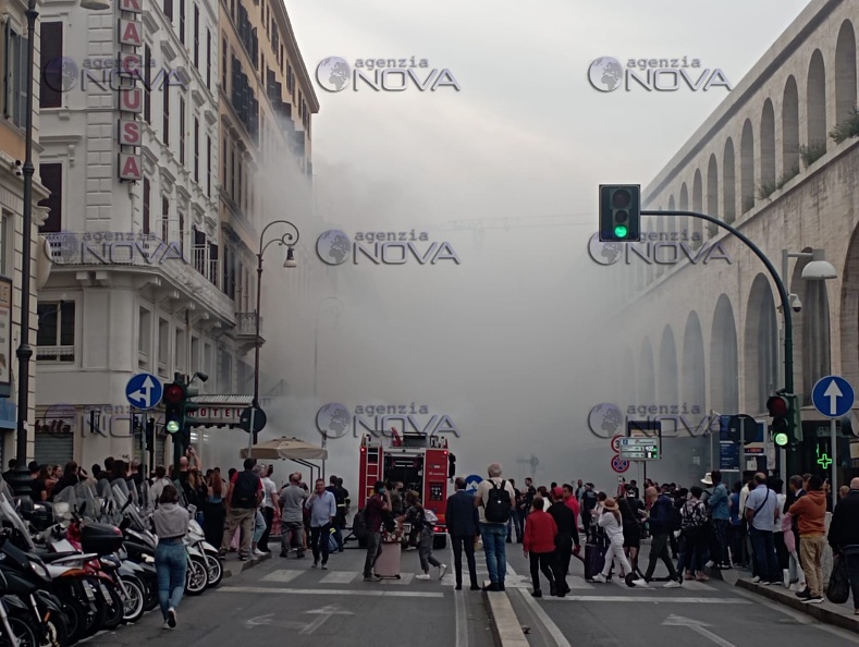 Roma: incendio all'altezza della stazione Termini, nube di fumo nera su città - foto 2